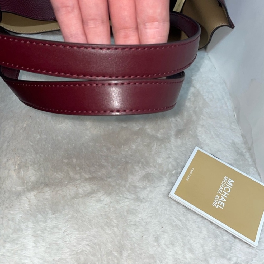 Michael Kors ‘Emilia’ Large Tote. Beautiful color and in excellent condition. - Picture 4 of 6